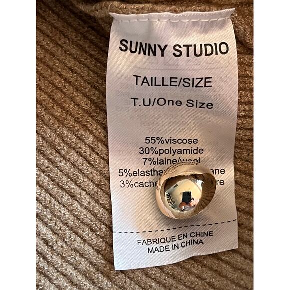 Sunny Studio Zola Camel Knit Sweater One Size Gold Button Shoulder Pullover NWT - Picture 7 of 8